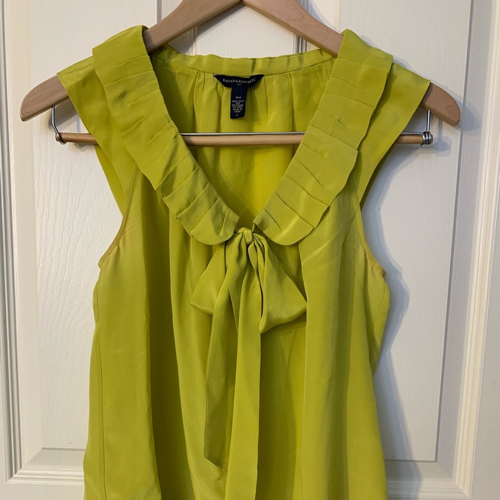 Banana Republic silky tank with bow….EUC!